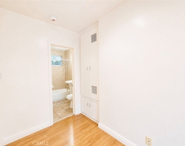 1372 W 36th Street - Photo Thumbnail 4
