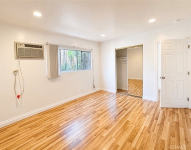 1372 W 36th Street - Photo Thumbnail 7