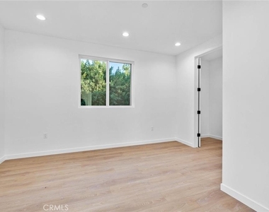 6846 Cedros Avenue - Photo Thumbnail 12