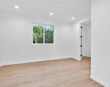 6846 Cedros Avenue - Photo Thumbnail 13