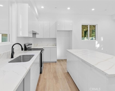6846 Cedros Avenue - Photo Thumbnail 4