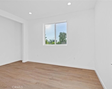 6846 Cedros Avenue - Photo Thumbnail 19