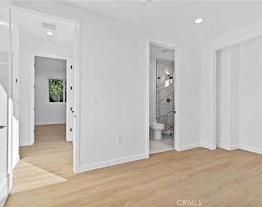 6846 Cedros Avenue - Photo Thumbnail 20