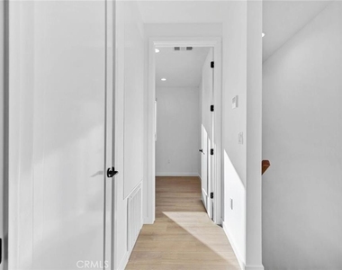 6846 Cedros Avenue - Photo Thumbnail 11