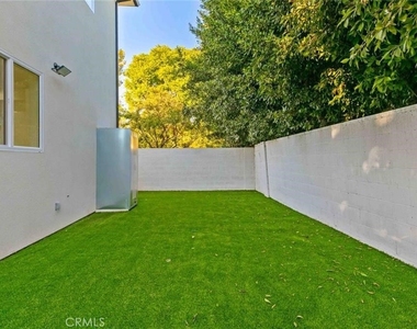6846 Cedros Avenue - Photo Thumbnail 24
