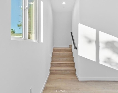 6846 Cedros Avenue - Photo Thumbnail 10