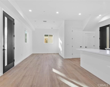 6846 Cedros Avenue - Photo Thumbnail 8