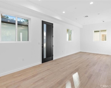 6846 Cedros Avenue - Photo Thumbnail 7