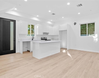 6846 Cedros Avenue - Photo Thumbnail 9