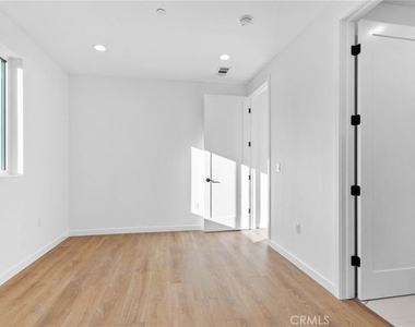 6846 Cedros Avenue - Photo Thumbnail 21