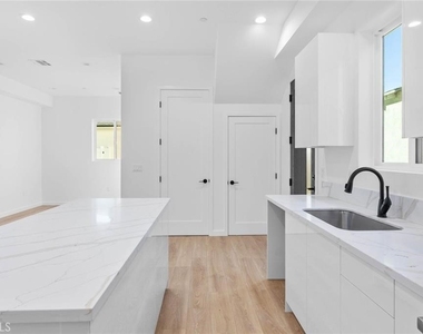 6846 Cedros Avenue - Photo Thumbnail 6