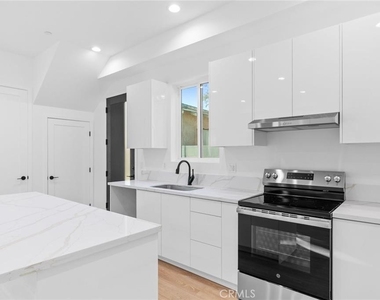 6846 Cedros Avenue - Photo Thumbnail 5