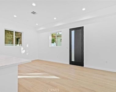 6846 Cedros Avenue - Photo Thumbnail 3