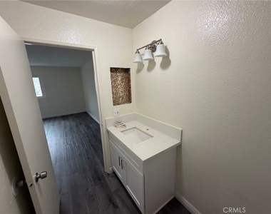 912 S Ash Avenue - Photo Thumbnail 5