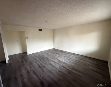 912 S Ash Avenue - Photo Thumbnail 3