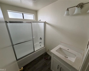912 S Ash Avenue - Photo Thumbnail 6