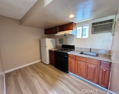 1012 S Electric Lane - Photo Thumbnail 3