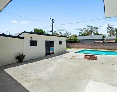 9519 La Reina - Photo Thumbnail 5