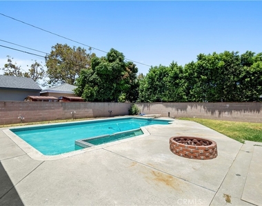 9519 La Reina - Photo Thumbnail 3