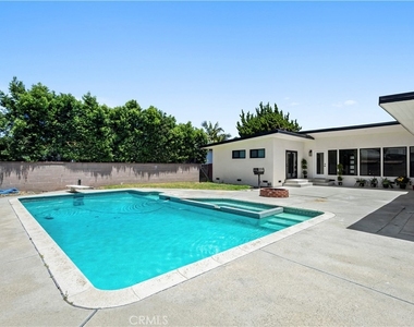 9519 La Reina - Photo Thumbnail 2