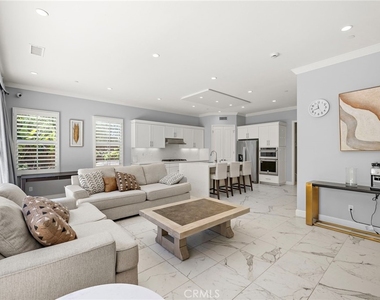 72 Henson - Photo Thumbnail 6