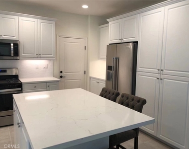 105 Henson - Photo Thumbnail 3