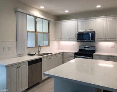 105 Henson - Photo Thumbnail 4