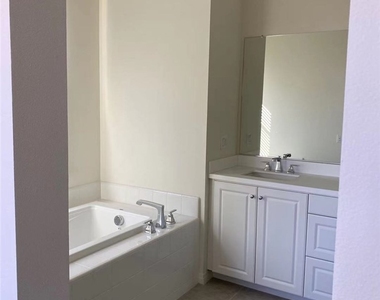 105 Henson - Photo Thumbnail 10