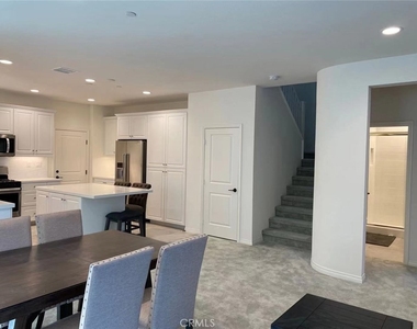 105 Henson - Photo Thumbnail 2