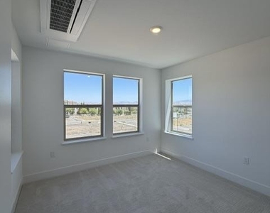 3846 Aviano Way - Photo Thumbnail 16
