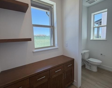 3846 Aviano Way - Photo Thumbnail 6