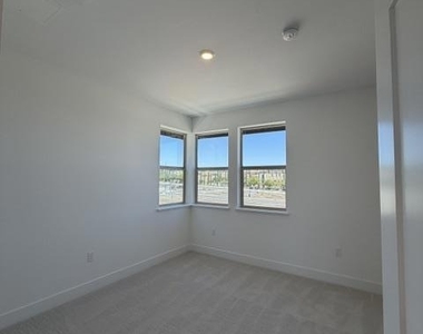 3846 Aviano Way - Photo Thumbnail 17