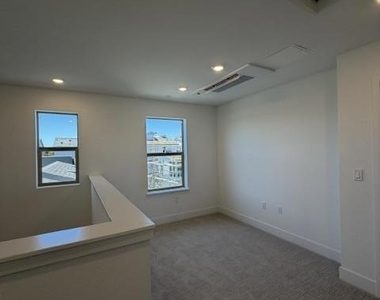 3846 Aviano Way - Photo Thumbnail 15