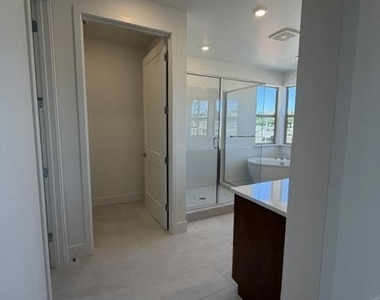 3846 Aviano Way - Photo Thumbnail 11