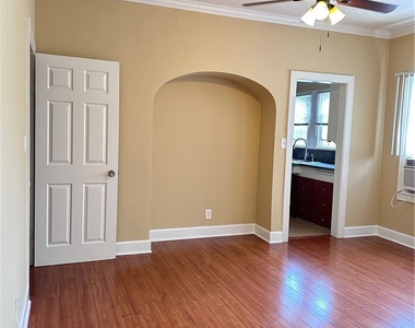 204 E Maple - Photo Thumbnail 2