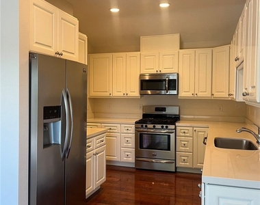2980 Hyde Park Circle - Photo Thumbnail 5