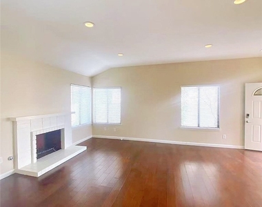 2980 Hyde Park Circle - Photo Thumbnail 2