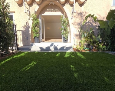 418 S Roxbury Drive - Photo Thumbnail 2