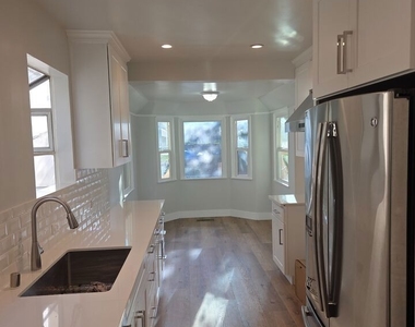 418 S Roxbury Drive - Photo Thumbnail 13