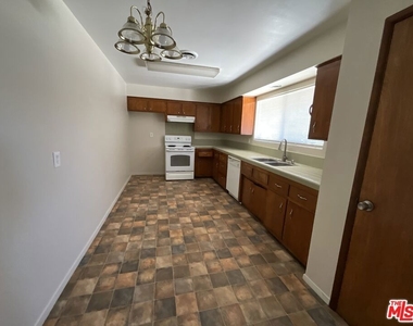 1440 Calhoun Court - Photo Thumbnail 3