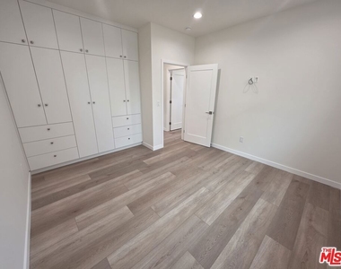 6748 Ben Avenue - Photo Thumbnail 10