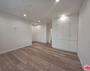 6748 Ben Avenue - Photo Thumbnail 3
