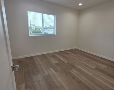 6748 Ben Avenue - Photo Thumbnail 12
