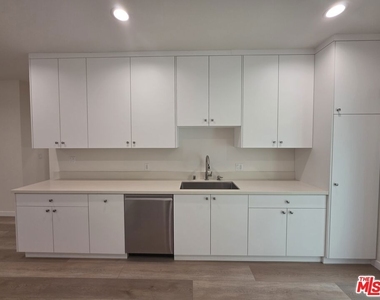 6748 Ben Avenue - Photo Thumbnail 18