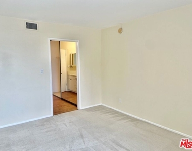 18307 Burbank Boulevard - Photo Thumbnail 9