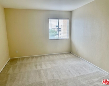 18307 Burbank Boulevard - Photo Thumbnail 8