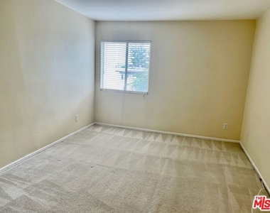 18307 Burbank Boulevard - Photo Thumbnail 13