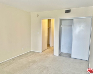 18307 Burbank Boulevard - Photo Thumbnail 14