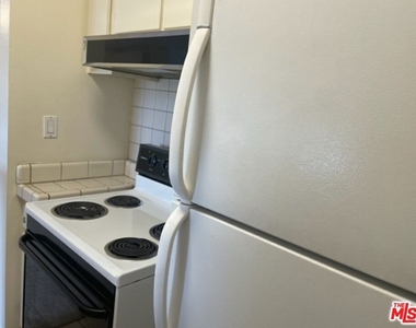 18307 Burbank Boulevard - Photo Thumbnail 6