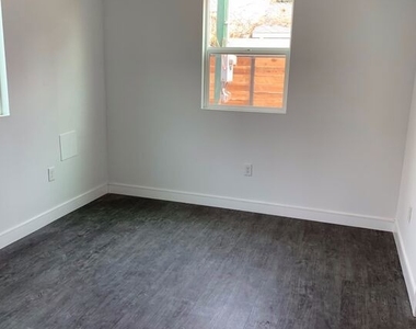 2509 Cincinnati Street - Photo Thumbnail 2